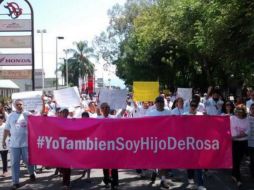 Los organizadores de la marcha regalaron playeras blancas con la leyenda ''Yo también soy hijo de Rosa''. ESPECIAL /