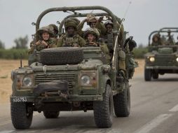Militares israelíes avanzan en un vehículo militar hacia la frontera con Gaza. AP /