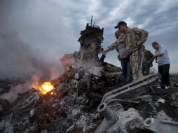 Autoridades investigan el área donde se estrelló el avión de Malaysian Airlines. AP /