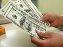 El tipo de cambio para solventar obligaciones denominadas en moneda extranjera pagaderas en el país es de 12.9454 pesos. ARCHIVO /