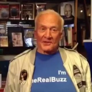 Aldrin pide recuerdos sobre el día del alunizaje