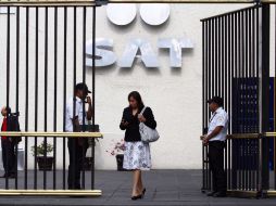 El SAT tiene la facultad de exhibir a las empresas que emiten facturas con operaciones simuladas. ARCHIVO /