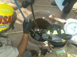 Bomberos realizan las tareas de rescate de los cuerpos.  /