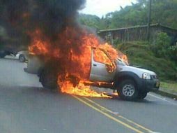 Imagen de uno de los vehículos quemados. Tomada de @carosle. ESPECIAL /