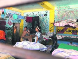 La protesta. Decenas defendieron a 'Mamá Rosa' frente a opositores. EFE /