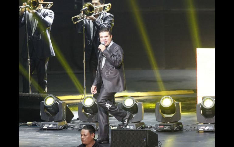 Jorge Medina, primera voz de La Arrolladora Banda Limón, durante la presentación en el Auditorio Telmex.  /