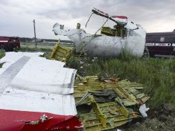 Restos del avión derribado en Donetsk son revisados por autoridades. EFE /
