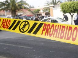 Afuera del establecimiento donde la niña trabajaba, los policías hallan dos casquillos calibre .25 milímetros. ARCHIVO /