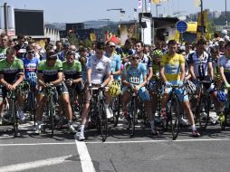 Los competidores rinden tributo a las 298 fallecidos en el accidente del Boeing 777 antes del inicio de la carrera. AP /