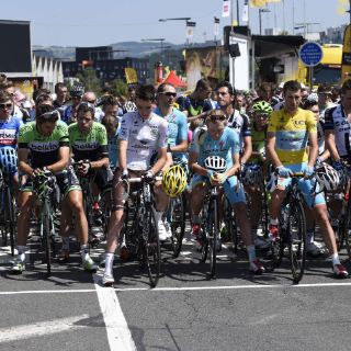 Ciclistas de Tour de Francia guardan minuto de silencio por avionazo