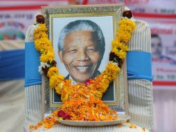 Mandela, quien falleció en el 2013, encabezó la lucha contra el apartheid en Sudáfrica, motivo por el cual estuvo preso 27 años. ARCHIVO /