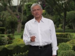 Un López Obrador visiblemente más delgado aparece a cuadro en un parque, donde promueve a su partido como la esperanza. ESPECIAL /