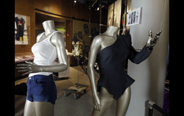 El leotardo usado en el video musical 'Single Ladies', la camiseta, pantalones cortos y tacones de cuero del video 'Crazy in Love'. AP /