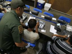 Durante junio, agentes de Patrulla Fronteriza detenían a unos dos mil niños inmigrantes por semana. ARCHIVO /