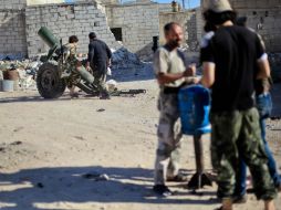 Rebeldes se preparan para combatir a las fuerzas del régimen en Aleppo. AFP /