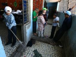 Vista general de algunos jóvenes que viven en el albergue 'La Gran Familia' en Zamora. ARCHIVO /