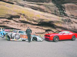 Teniendo como marco las montañas del Red Rock Park, la marca presentó el vehículo del equipo Dodge Don Schumacher Racing. ESPECIAL /