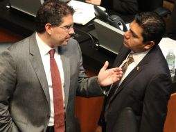 Los legisladores Armando Ríos Piter y Jorge Luis Preciado dialogan durante la sesión en el pleno. NTX /