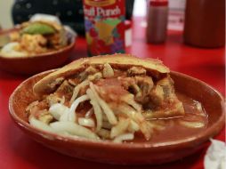 Hay quienes hicieron del arte de preparar, vender y comer una torta ahogada un estilo de vida.  /