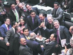 Tras dimes y diretes, el perredista Miguel Barbosa y el priista David Penchyna estrechan las manos en son de paz. SUN /