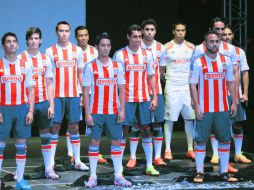 Menos es más. Sobrio y limpio diseño del nuevo uniforme del Guadalajara, con pocos anunciantes. MEXSPORT /
