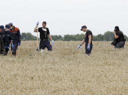 Rescatistas e investigadores internacional se encuentran en el lugar del accidente EFE /