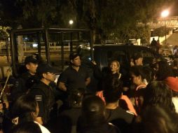 Familiares de menores jaliscienses conversan con agentes de la PGR sobre el traslado de los menores, del albergue a Guadalajara.  /