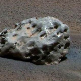 Meterorito cae en Marruecos, atrae a buscadores de fragmentos