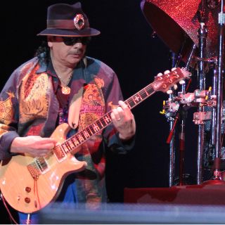 Carlos Santana festeja cumpleaños en medio de giras musicales