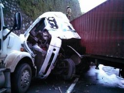 La carretera a Colima, en el kilómetro 108, fue cerrada a la circulación. Un hombre perdió la vida en un accidente.  /