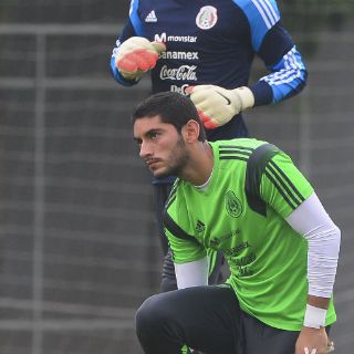 Jesús Corona, molesto por suplencia en el Tri