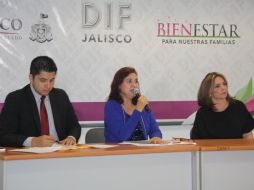 Los niños fueron recibidos por Carlos Pinzón, la directora del DIF, Rosario González y Balbina Villa.  /