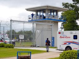 La mayoría de los reclusos que estaban en el edificio recibió atención médica en el lugar por lesiones menores. AP /