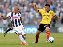 Humberto Suazo (i) de Monterrey disputa el balón con Leandro Cufré (d) de Leones Negros. EFE /