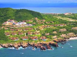 Aquí los riscos juegan con el mar para dar paso a una arquitectura de formaciones naturales.  /