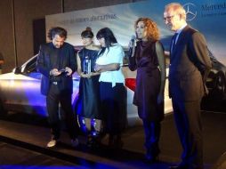 La directora del evento, Beatriz Calles entregó el reconocimiento a las diseñadoras. Tomada de @ProyectoModa ESPECIAL /