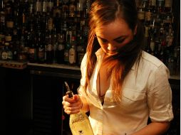 Ellas tienen claro lo que deben hacer: servir tragos; ellos van ahí y esperan mucho más que una cerveza. NTX /