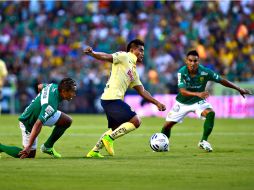 Osvaldo Martínez (c) lleva al América a la victoria con dos goles de su autoría. MEXSPORT /