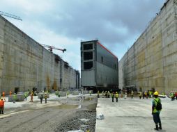 Obreros transportan la primera gigantesca compuerta a la nueva esclusa de Gatún (Colón) del Canal de Panamá. EFE /