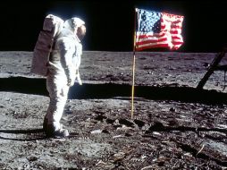 Durante el paseo lunar, los astronautas instalaron cámaras,tomaron fotos y plantaron la bandera de EU. ARCHIVO /