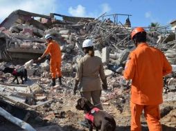 Los bomberos tuvieron el primer contacto con el padre y, tras arduas labores, salvan a la familia completa. Foto: @jrprandina. ESPECIAL /
