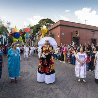 Delegaciones de Guelaguetza llenan a Oaxaca de folclór