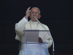 El Papa Francisco bendice a la multitud reunida en la plaza de San Pedro tras el tradicional rezo del Ángelus. AFP /