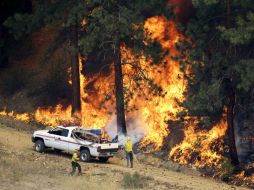 Se espera la llegada de guardias nacionales, bomberos y aviones militares para contribuir a las tareas de extinción. ARCHIVO /