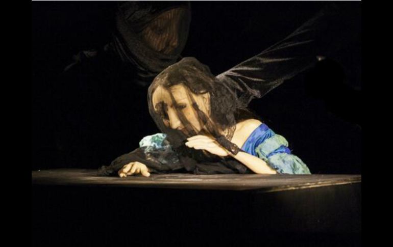 Los títeres hiperrealistas mezclan la técnica japonesa bunraku y los títeres de mesa, en cámara negra. Imagen tomada de @AdiosCarlota. ESPECIAL /