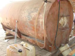 El combustible era almacenado en dos contenedores. ARCHIVO /