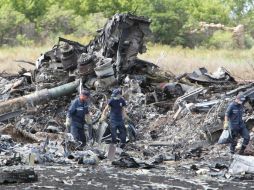 La cólera aumentó en todo el mundo después de que los rebeldes se precipitaran a recoger los restos de las víctima. EFE /