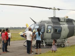 Los asistentes se tomaron fotos en las pequeñas aeronaves y el Bell 212 fue el más visitado.  /