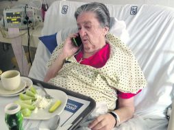 MEJORA. La mañana de ayer 'Mamá Rosa' desayunó sentada en su cuarto del hospital San José, en Zamora. AFP /