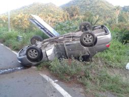 Tras volcar en la carretera, el vehículo impactó un poste de un anuncio espectacular. ESPECIAL /